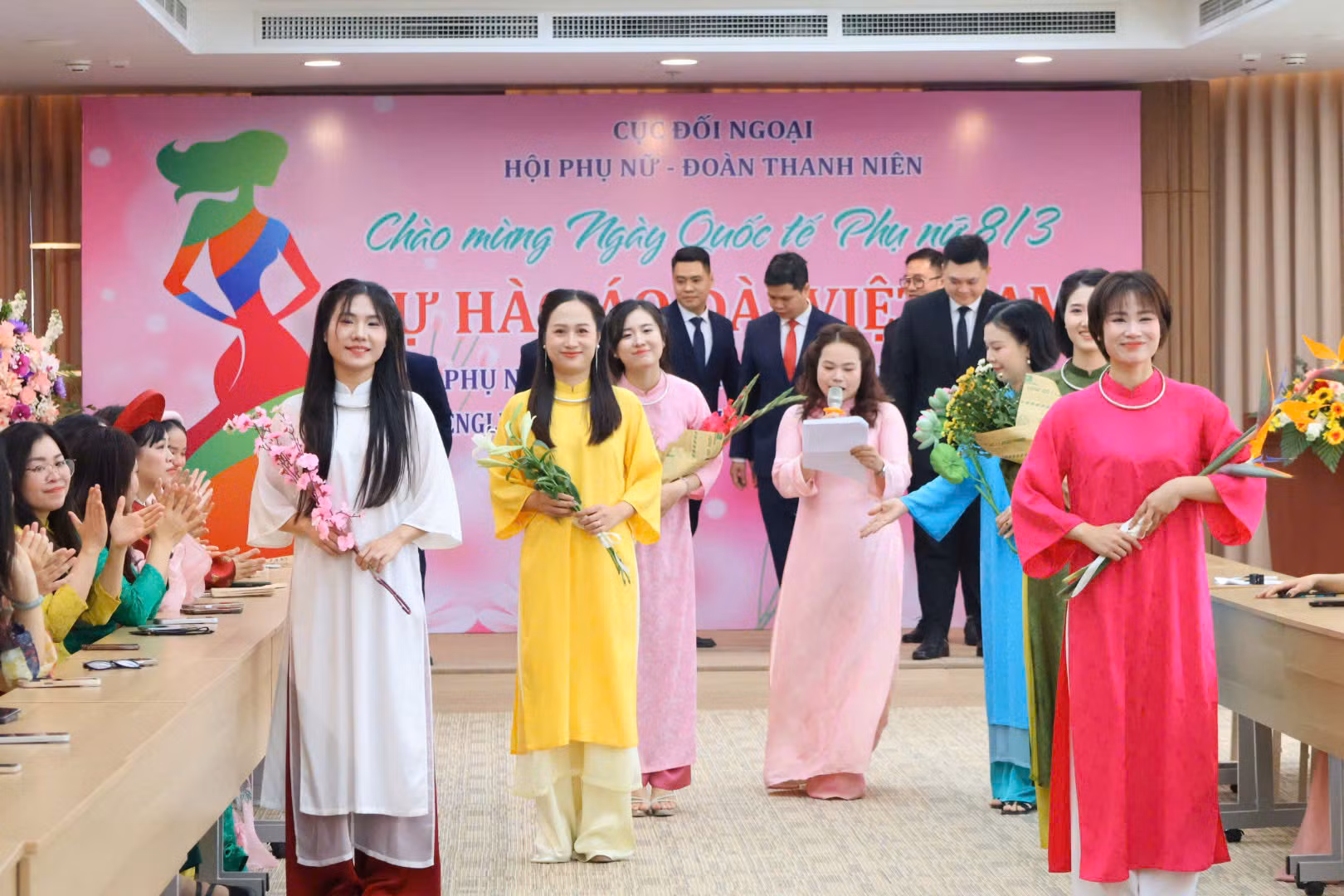 Sắc áo dài tỏa sáng tại Cục Đối ngoại -0