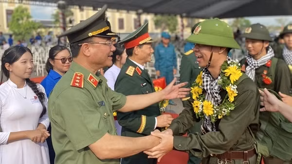 Thứ trưởng Phạm Thế Tùng dự lễ giao nhận quân tại tỉnh Tây Ninh