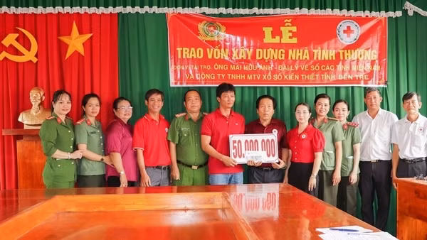 Công an Vĩnh Long trao tiền xây dựng nhà tình thương tặng hộ nghèo