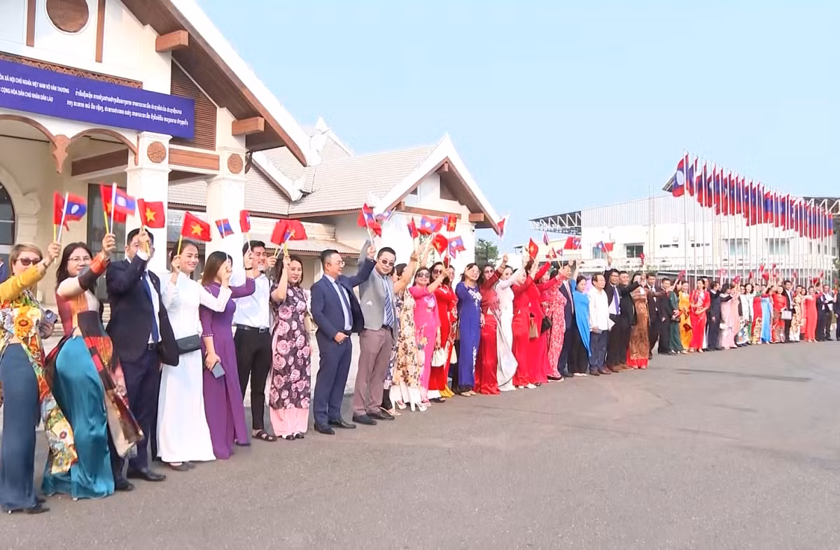 Chủ tịch nước Võ Văn Thưởng đến Vientiane, bắt đầu thăm chính thức CHDCND Lào -0