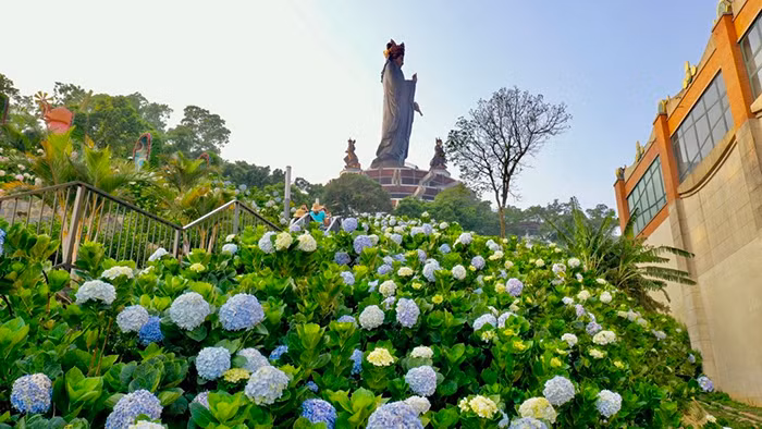 Tưng bừng không khí lễ hội trên núi Bà Đen trong tháng 4 -0