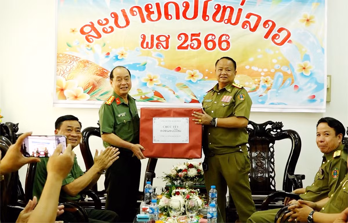Công an Quảng Bình chúc Tết Công an các tỉnh nước bạn Lào -0