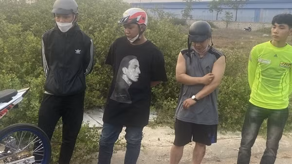 Công an xã ngăn chặn nhóm thanh niên tụ tập "đua tốc độ"