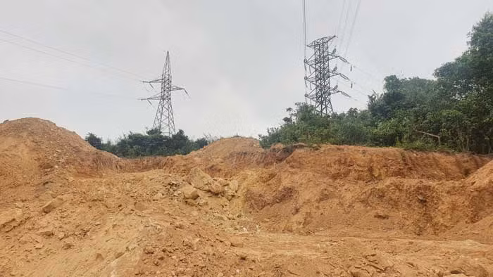 Ngang nhiên khai thác đất sát trụ điện cao thế -0
