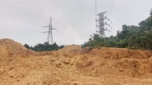Ngang nhiên khai thác đất sát trụ điện cao thế