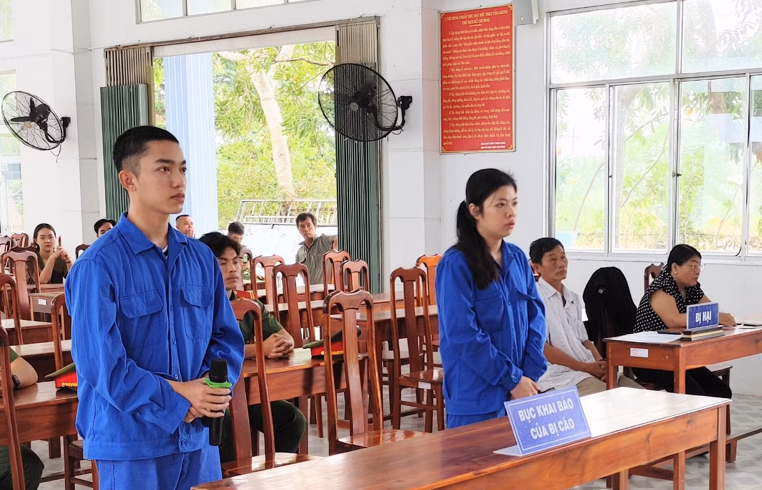 Vợ chồng cướp tiệm vàng lãnh án 15 năm tù -0