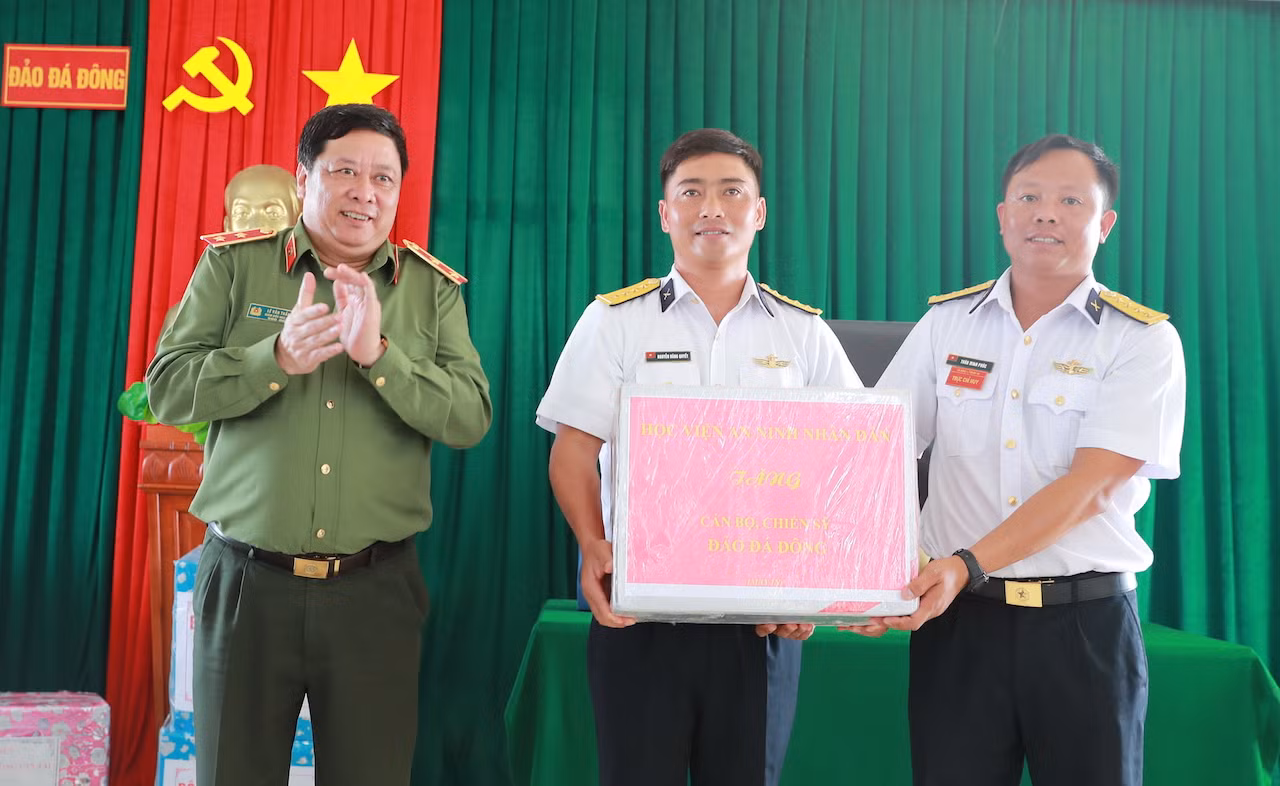 Hải trình ý nghĩa mang hơi ấm đất liền ra Trường Sa và nhà giàn DK1 -0