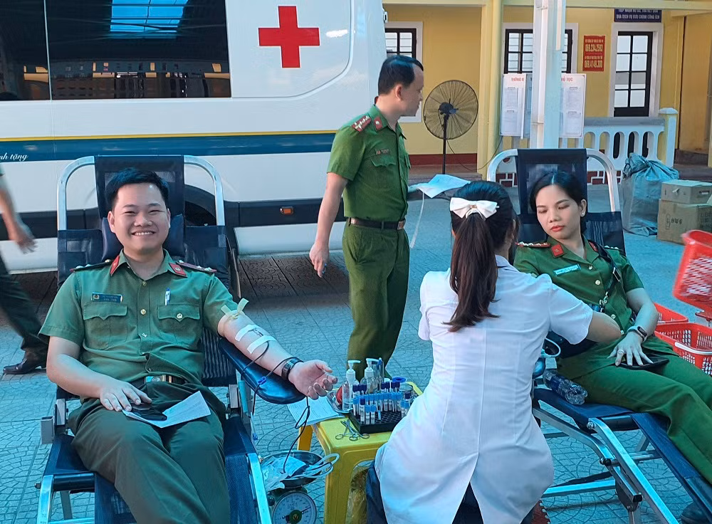 Hơn 260 cán bộ, chiến sĩ tham gia hiến máu nhân đạo -0