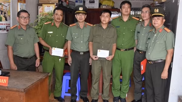 Thăm hỏi, động viên Phó trưởng Công an xã bị trọng thương khi làm nhiệm vụ