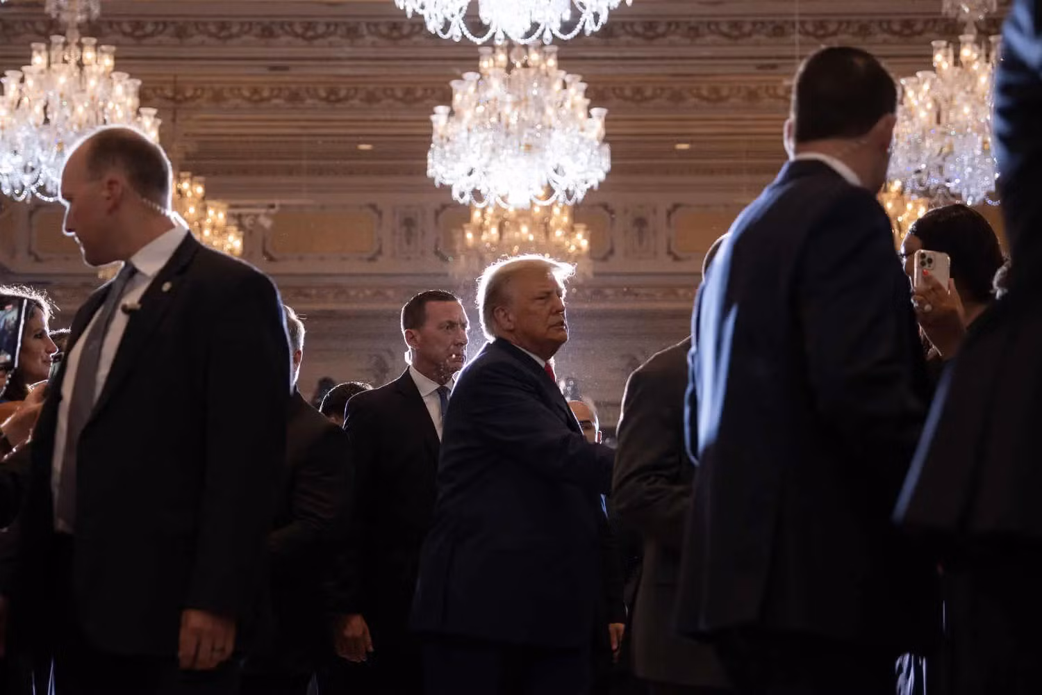 donald trump - người đàn ông quyền lực nhất một thời - đang đối mặt với bản cáo trạng 34 tội danh.jpg -0