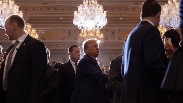 “Donald Trump trong mắt bão”