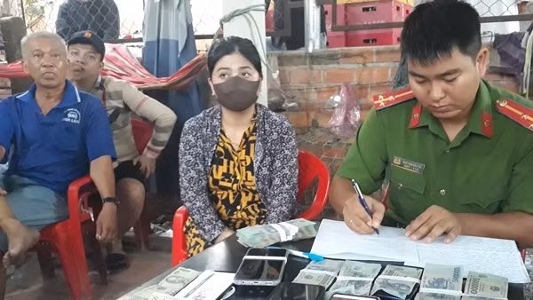 Vợ chồng chủ quán cà phê tham gia đá gà ăn tiền cùng khách