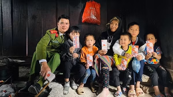 Tấm lòng nhân ái của Phó trưởng Công an xã vùng cao