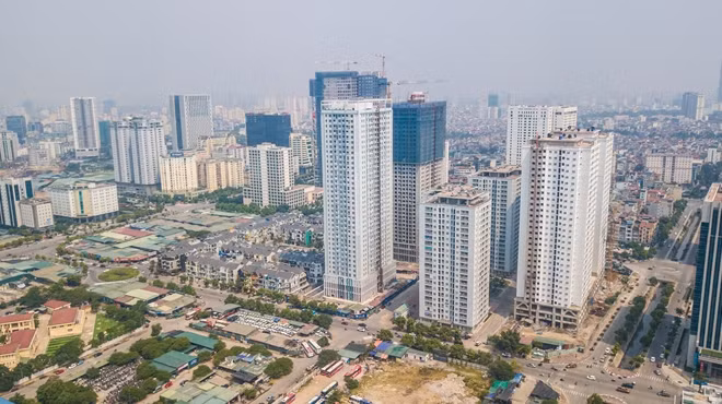 Các toà chung cư mọc san sát tại phường Yên Hoà, quận Cầu Giấy. Hiện tại, các khu vực còn bỏ trống tại quận này cũng đang lần lượt được xây dựng trở thành những toà cao ốc hay những khu trung tâm thương mại sầm uất.