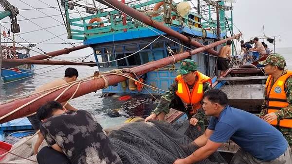 Cứu hộ thành công 6 ngư dân gặp nạn trên biển