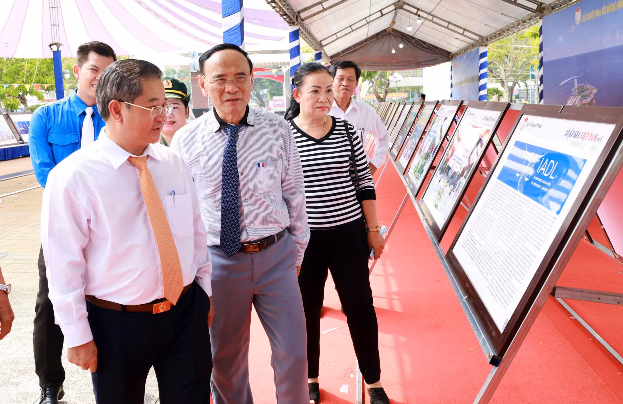 Trưng bày ảnh tuyên truyền, vận động bảo vệ chủ quyền biển, đảo -0