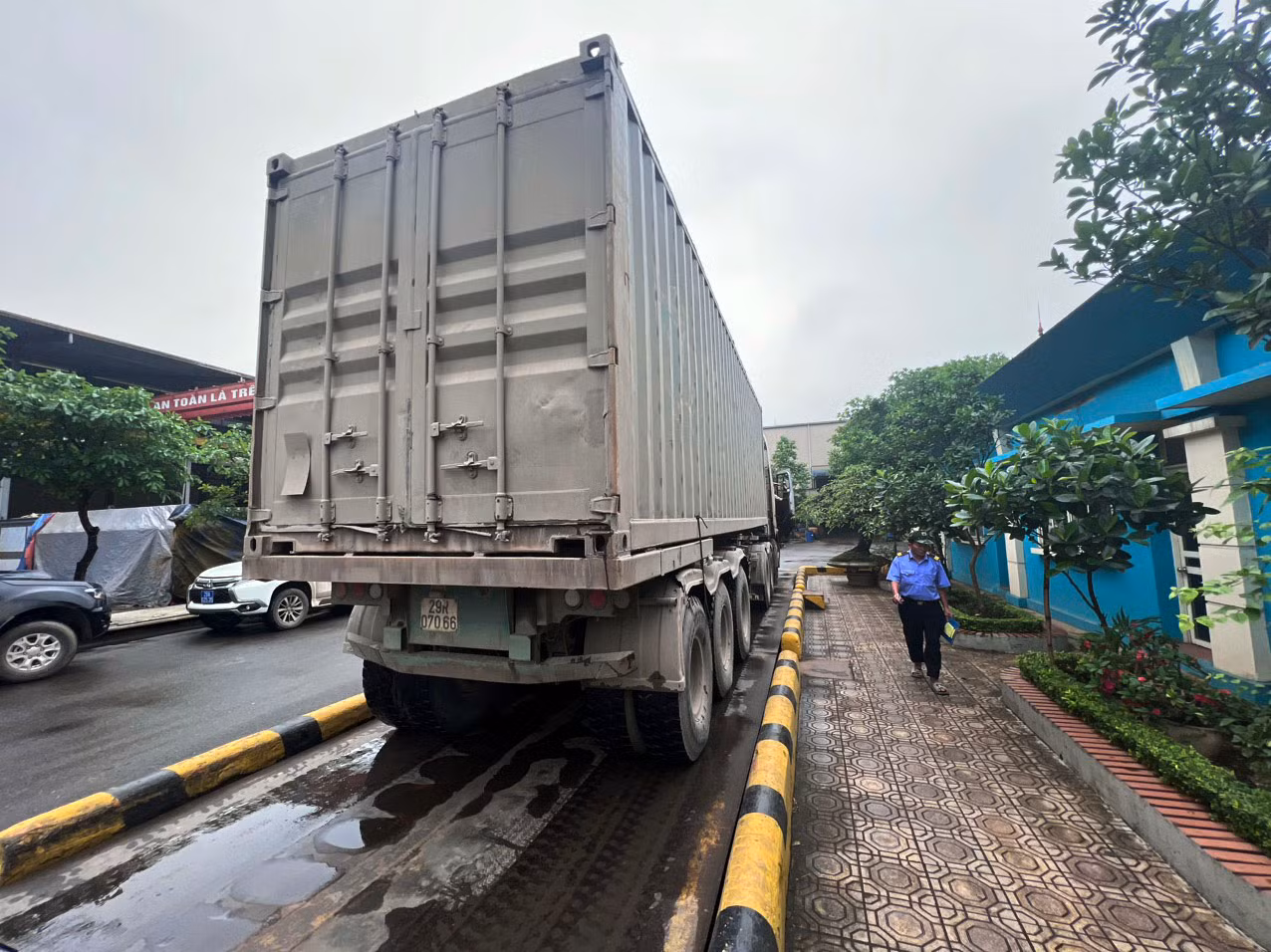 CSGT vây bắt xe đầu kéo “đột biến gen” quá tải khủng -0