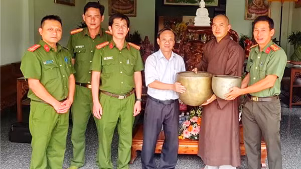 Trao trả hiện vật quý bị trộm của nhà chùa