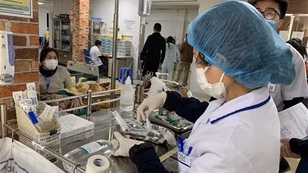 Tháo gỡ khó khăn thiếu thuốc, vật tư y tế - còn bộn bề việc phải làm…