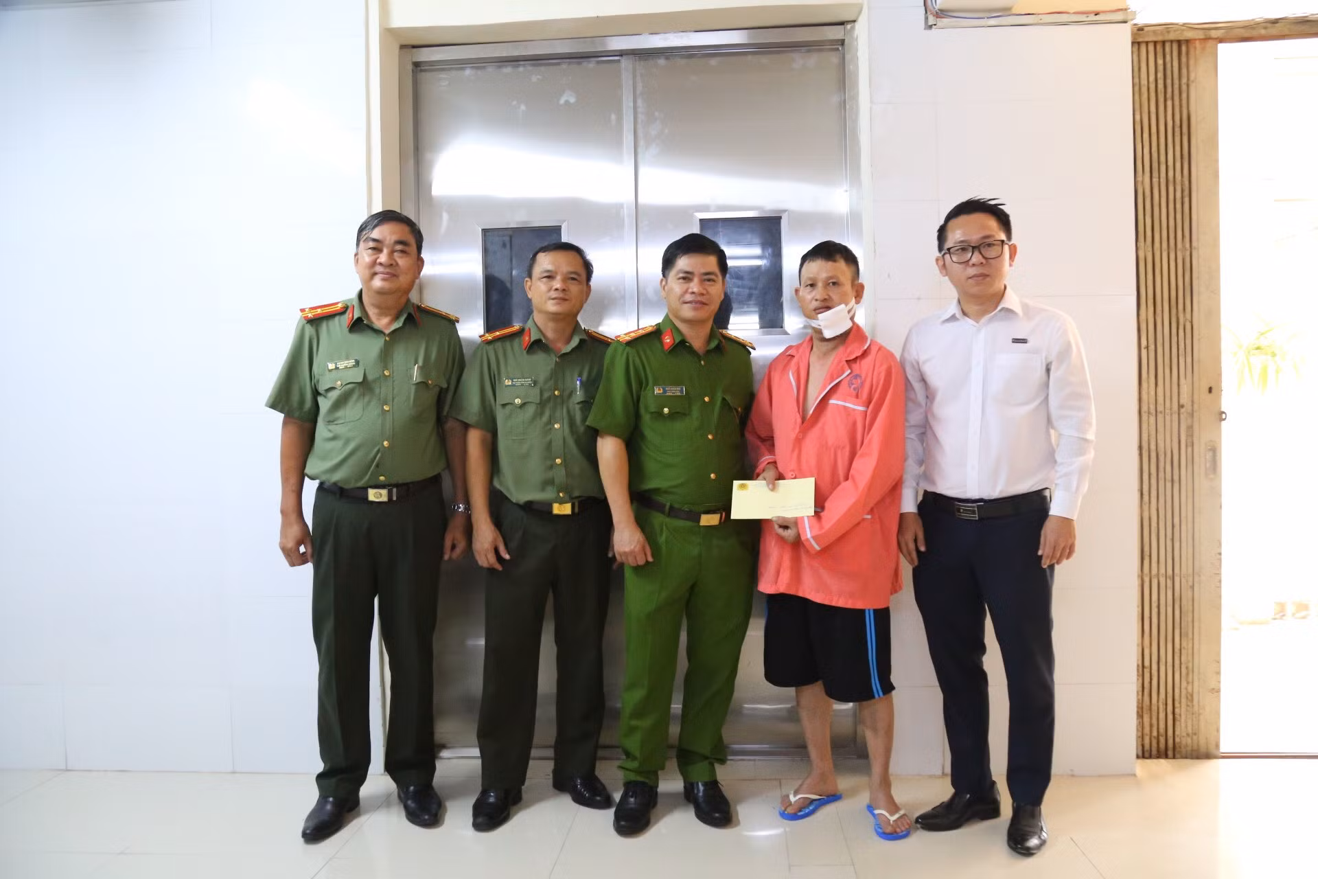 Thăm hỏi, biểu dương người bảo vệ ngân hàng dũng cảm bắt cướp -0