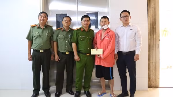 Biểu dương bảo vệ ngân hàng dũng cảm bắt cướp