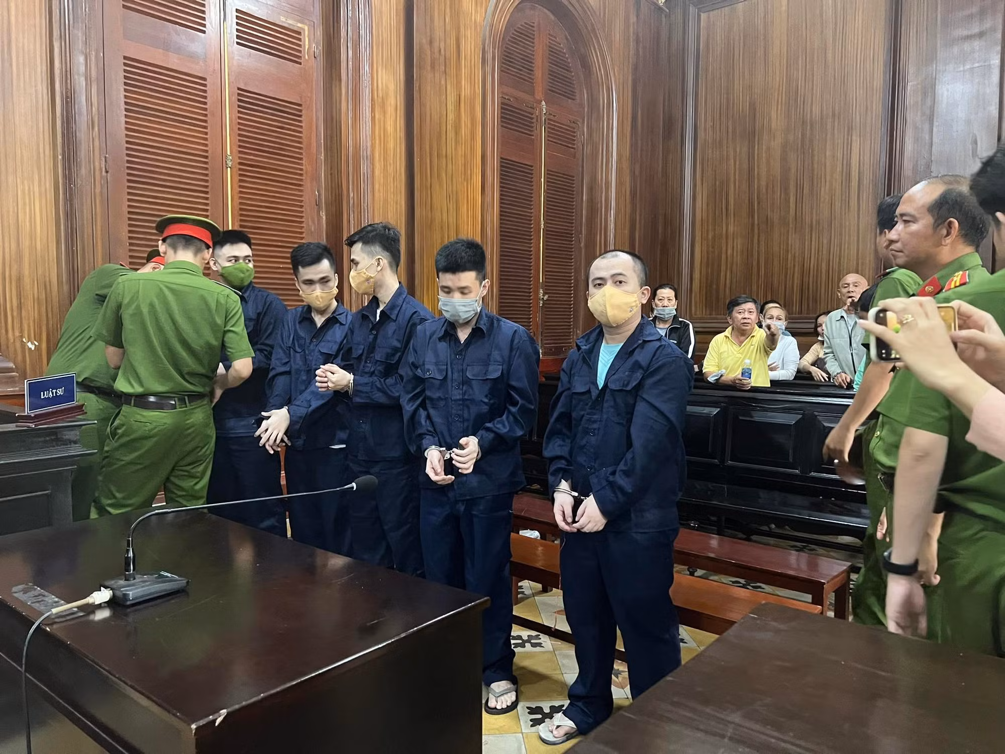 Các bị cáo tại tòa.