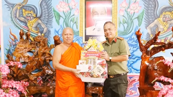 Công an tỉnh Sóc Trăng chúc Tết Chol Chnam Thmay của đồng bào Khmer