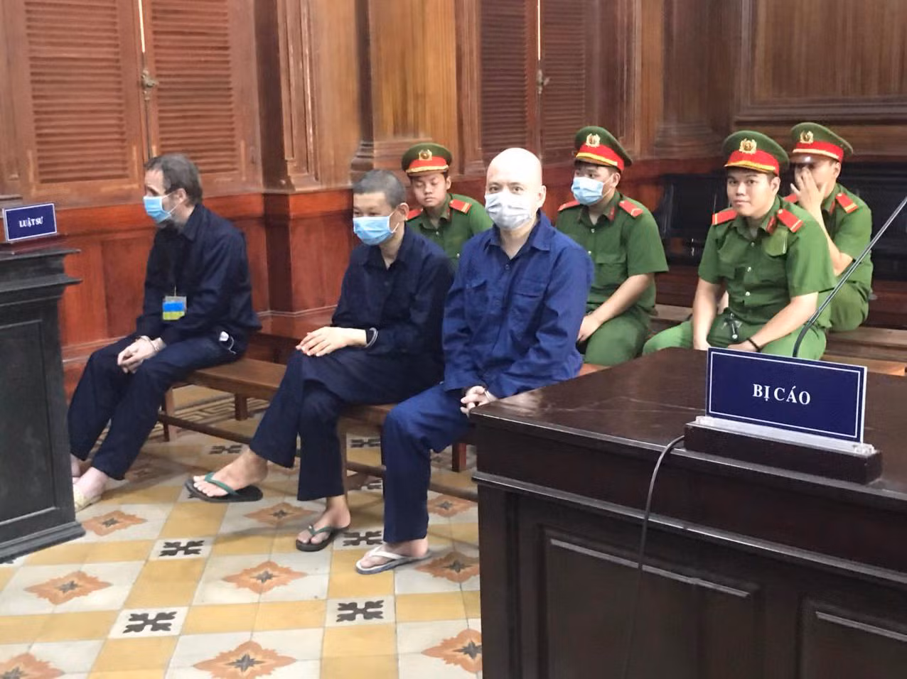 Ba người nước ngoài lãnh 42 năm tù vì chiếm đoạt hơn 6 tỷ đồng của cửa hàng điện máy xanh -0