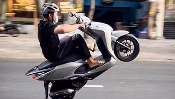 Bị xử phạt hàng loạt lỗi vì mượn xe rồi biểu diễn bốc đầu