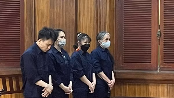 Mẹ và “con gái nuôi” dàn cảnh quan hệ tình dục để tống tiền cụ ông 70 tuổi