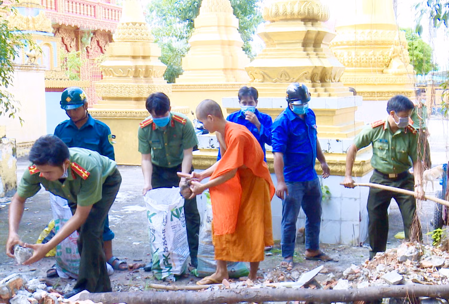 từng cán bộ, chiến sĩ an ninh nội địa luôn nêu cao tinh thần trách nhiệm, dù đảm nhận công việc gì, lĩnh vực công tác như thế nào, cũng sẵn sàng cống hiến.jpg -0