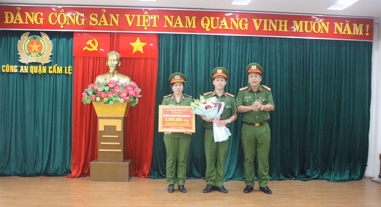Khen thưởng Công an quận Cẩm Lệ có thành tích xuất sắc bắt đối tượng giả danh Công an chiếm đoạt gần 500 triệu đồng -0