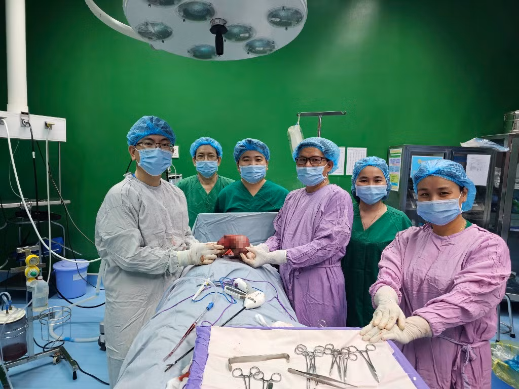 Lấy khối u nặng 1,5 kg “cố thủ” hơn 10 năm trong cổ bệnh nhân -0