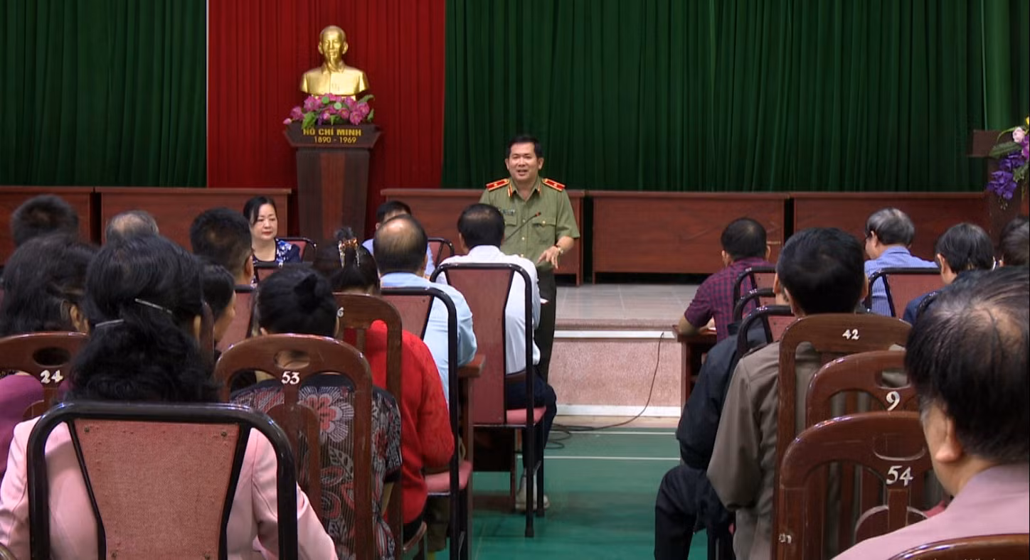Thiếu tướng Đinh Văn Nơi công khai số điện thoại cá nhân tiếp nhận mọi thông tin từ người dân -0