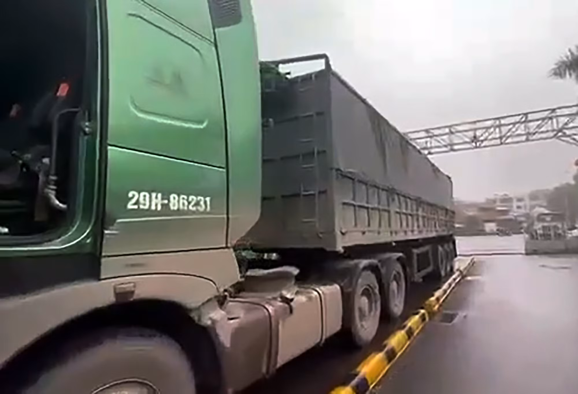 CSGT vây bắt xe đầu kéo “đột biến gen” quá tải khủng -0