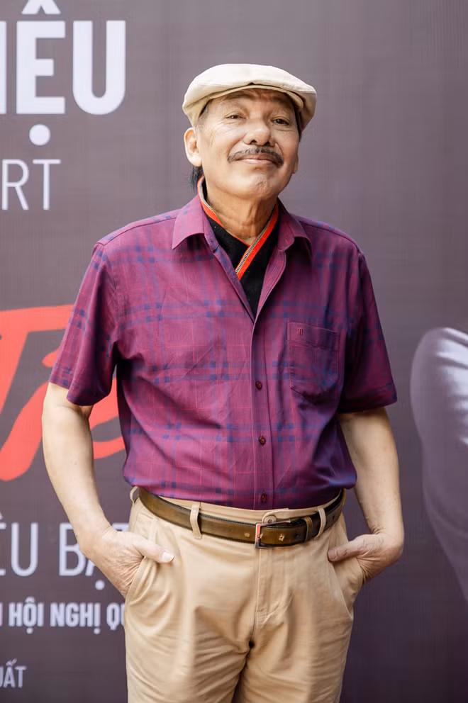 ở tuổi 80, ông vẫn ôm đàn hát nhiệt thành,sôi nổi.jpg -0