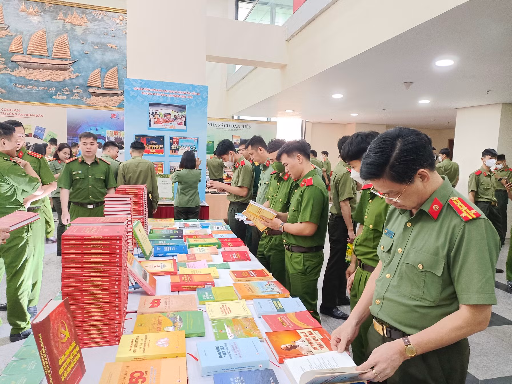 Phát triển văn hóa đọc góp phần xây dựng lực lượng CAND trong sạch, vững mạnh, chính quy, tinh nhuệ, hiện đại -0