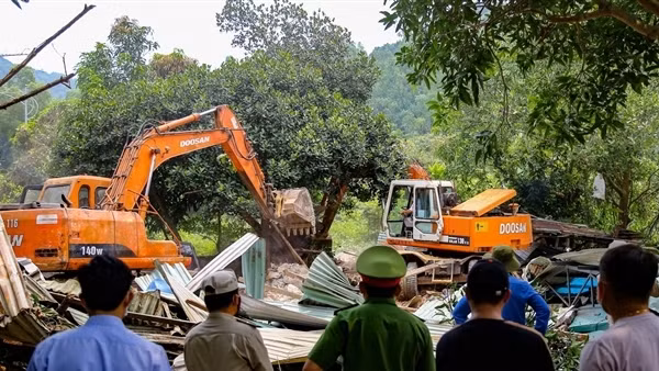 Tháo dỡ 58 nhà hàng, quán nhậu xây dựng "chui" trên bán đảo Sơn Trà