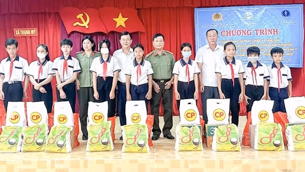Thăm khám bệnh, cấp phát thuốc miễn phí và tặng quà người dân khó khăn