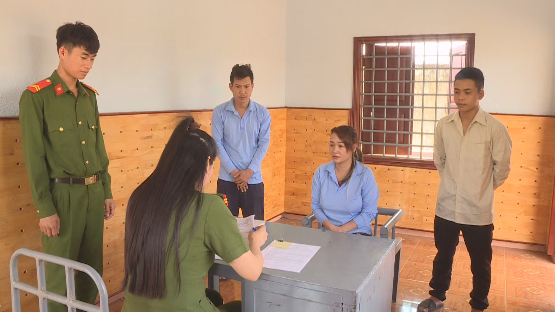 Triệt phá nhóm đối tượng chuyên mua bán các thiếu nữ phục vụ quán karaoke -0