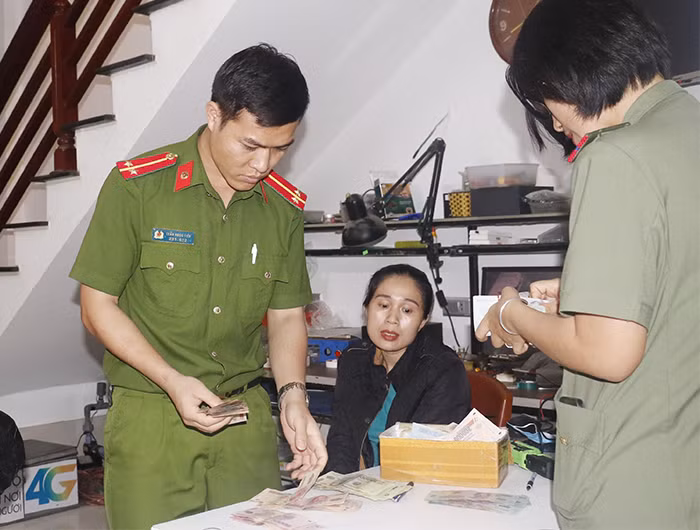 Đột kích trong đêm, triệt phá đường dây ghi lô đề hơn 1 tỷ đồng mỗi ngày -0