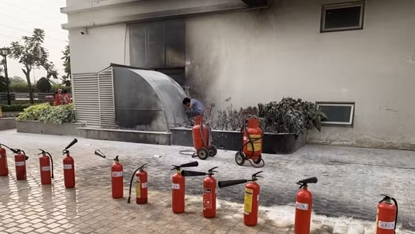 Cư dân bất an vì kẻ lạ mặt nhiều lần mang xăng vào đốt dưới sảnh