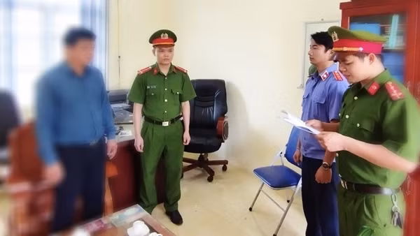 Bắt giam hiệu trưởng về hành vi dâm ô đối với 2 em học sinh lớp 9