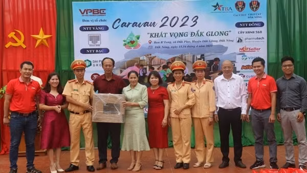 Công an Đắk Nông, Cục CSGT trao tặng quà cho học sinh vùng khó khăn