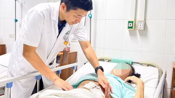 Bị thủng ruột do ăn táo đỏ không bỏ hạt