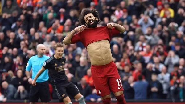 HLV Liverpool ăn mừng khi học trò đá hỏng phạt đền