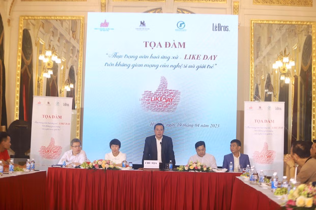 Có nên cấm sóng, phong sát nghệ sĩ ứng xử thiếu văn hóa trên không gian mạng? -0