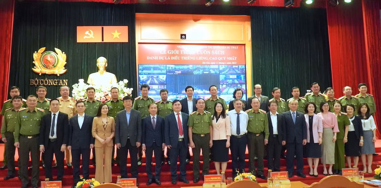 Giới thiệu cuốn sách “Danh dự là điều thiêng liêng, cao quý nhất” -0