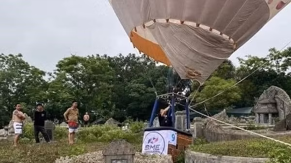 Khinh khí cầu tham gia lễ hội đáp xuống... nghĩa trang