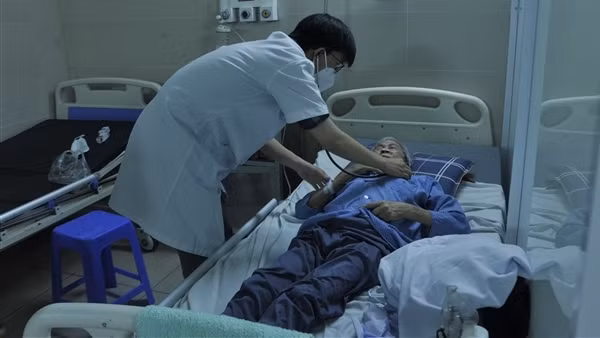 COVID-19 tăng đột biến, nhiều người nhập viện phải thở oxy